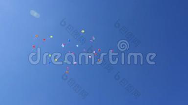 美丽的彩色气球在天空中飞翔，<strong>红蓝黄</strong>橙粉.. 许多五颜六色的气球在空中飞舞